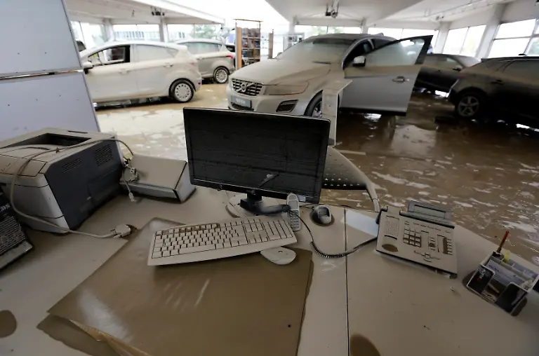 2013-06-11T145813Z-1119059312-GM1E96B1RLI02-RTRMADP-3-FLOODS-CENTRALEUROPE-JPG7819308763966328487