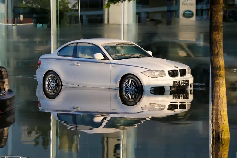 2013-06-08T194303Z-2100879791-GM1E96909VV01-RTRMADP-3-FLOODS-CENTRALEUROPE-JPG1986978671700799427