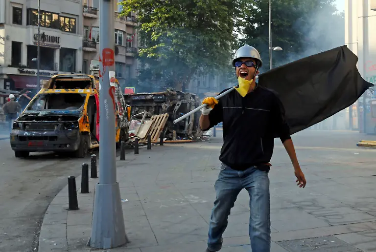 2013-06-11T065120Z-1503275301-LR2E96B0J19AR-RTRMADP-3-TURKEY-PROTESTS-JPG5656662690614529186