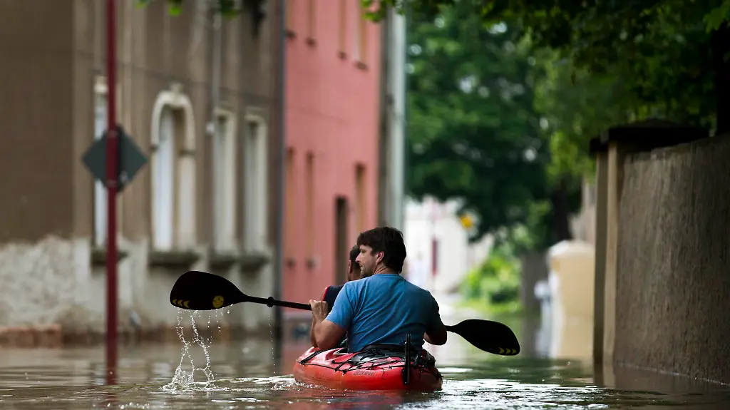 2013-06-06T154239Z-1483613260-BM2E9661CY101-RTRMADP-3-FLOODS-CENTRALEUROPE-JPG6448888558989957842