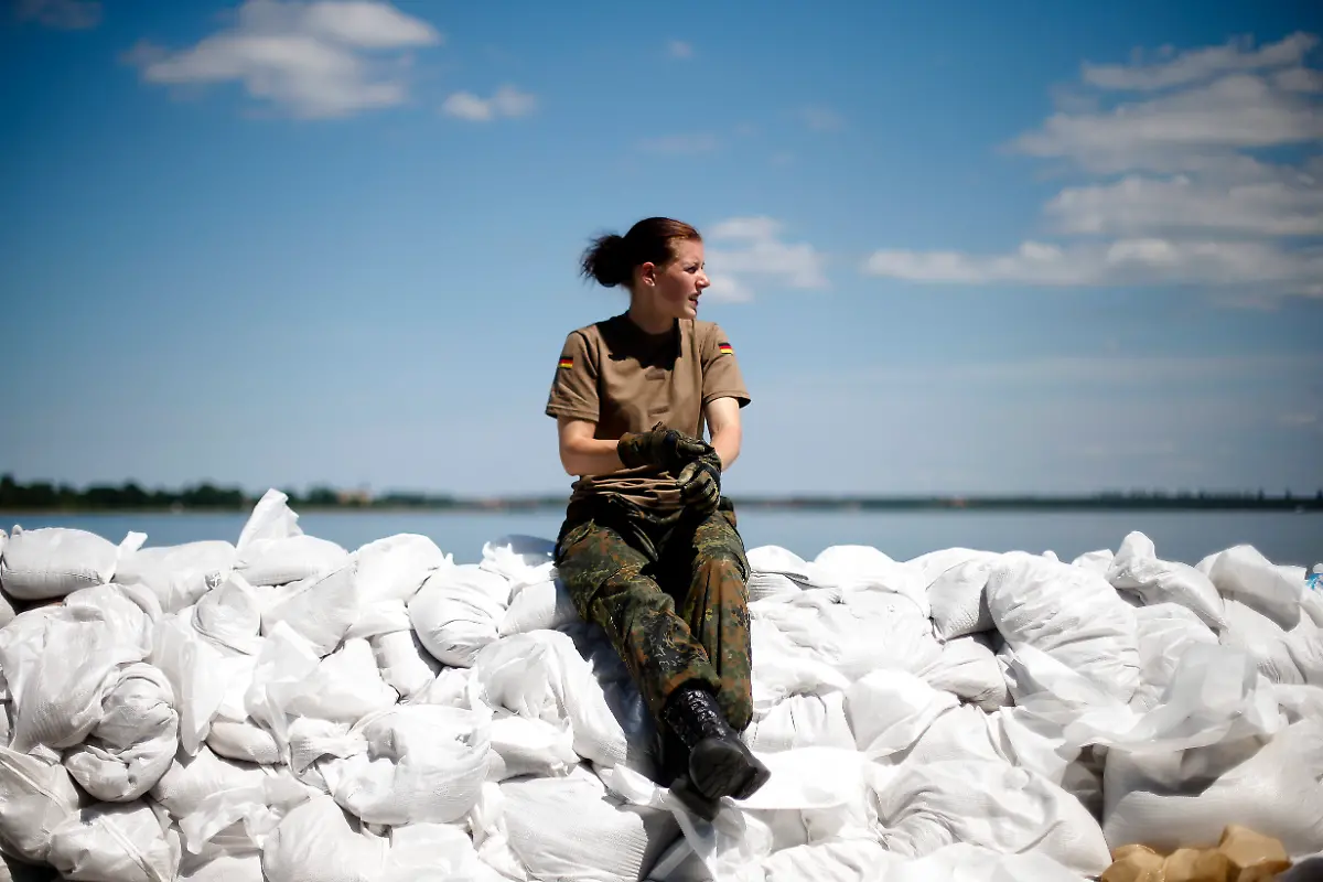 32858C00FF5C79B4-jpg8351299783623242308