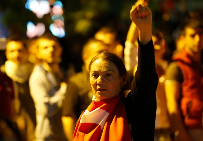 2013-06-03T213144Z-1852440364-GM1E9640F9Z01-RTRMADP-3-TURKEY-PROTESTS-JPG5122605980282707941