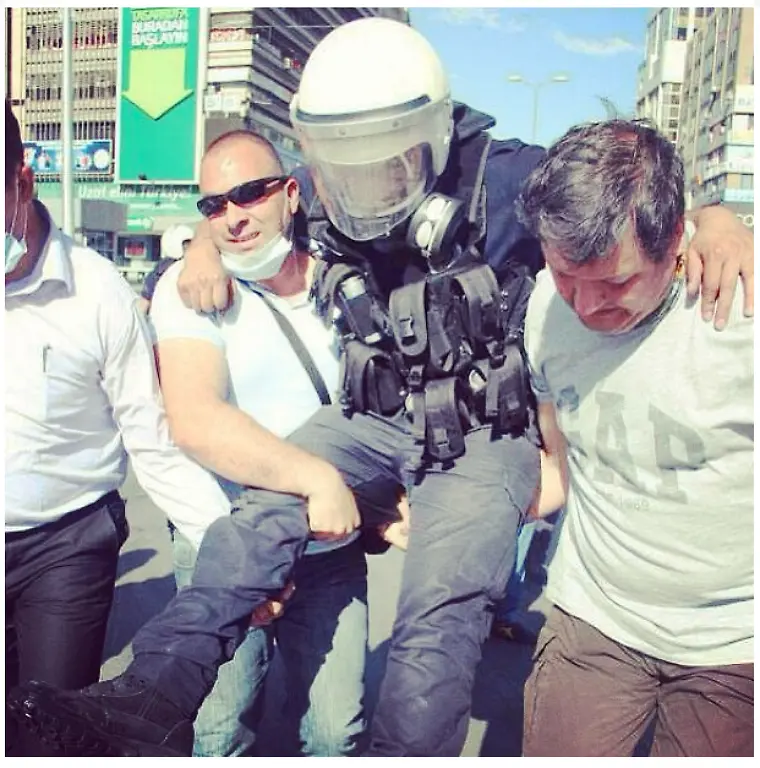 Protestanten-helfen-verletzten-Polizisten