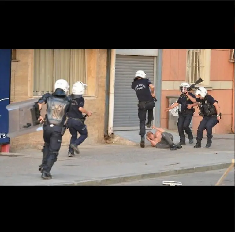 Polizeigewalt-Polizisten-treten-auf-Mensch-ein