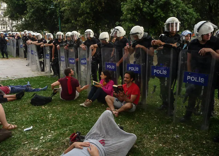 lesende-vor-Polizeimauer