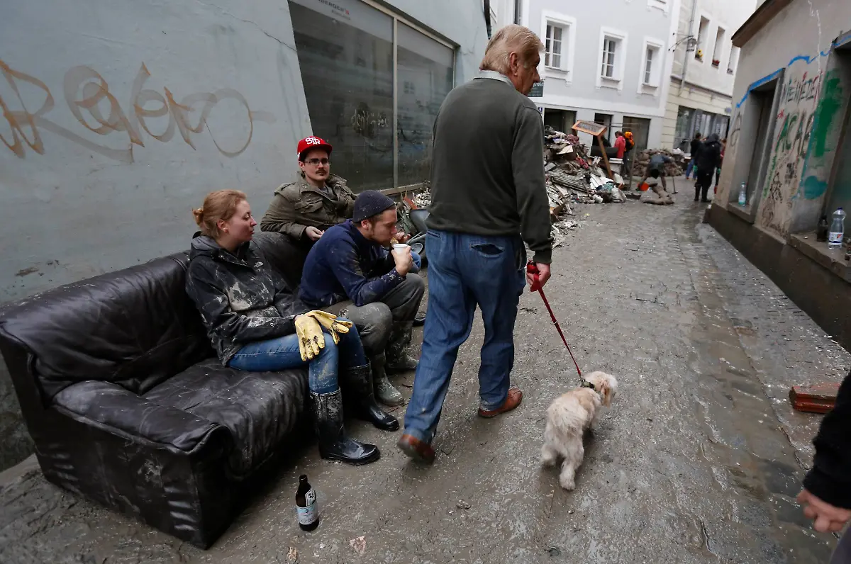 2013-06-04T214721Z-2054073820-GM1E9650FZZ01-RTRMADP-3-FLOODS-CENTRALEUROPE-JPG8826813473271676813