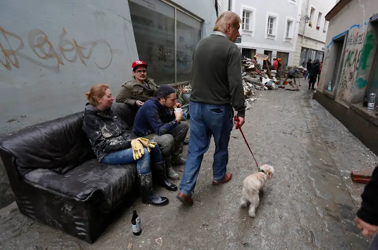 2013-06-04T214721Z-2054073820-GM1E9650FZZ01-RTRMADP-3-FLOODS-CENTRALEUROPE-JPG8826813473271676813