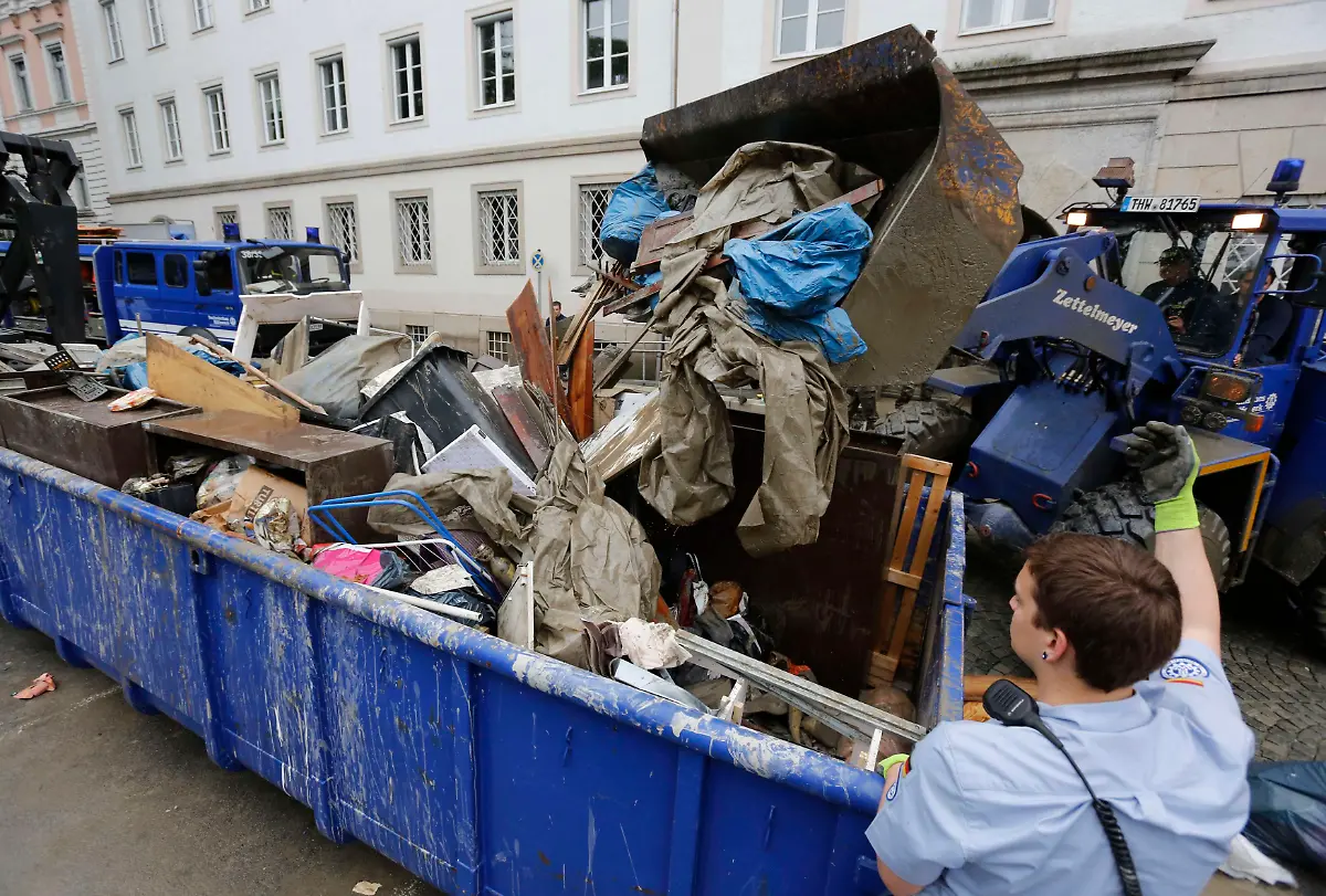 2013-06-04T221515Z-2054725046-GM1E9650H8M01-RTRMADP-3-FLOODS-CENTRALEUROPE-JPG7536774982771338710