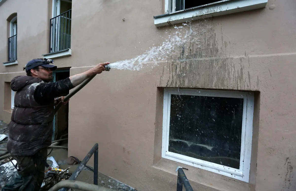 2013-06-04T220113Z-1960334692-GM1E9650GL601-RTRMADP-3-FLOODS-CENTRALEUROPE-JPG1641841204456070101