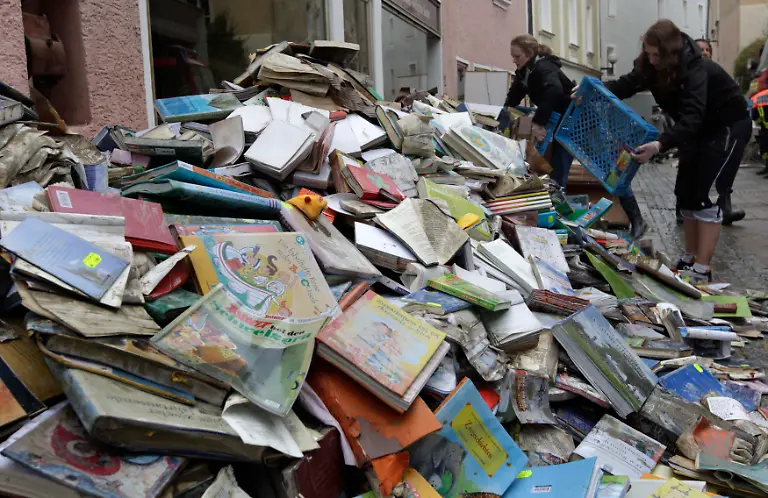 2013-06-04T114418Z-110094672-BM2E96410N001-RTRMADP-3-FLOODS-CENTRALEUROPE-JPG8761704542946223892