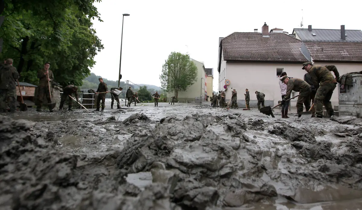 2013-06-04T092030Z-135436209-BM2E9640VDK01-RTRMADP-3-FLOODS-CENTRALEUROPE-JPG2527998287934900473