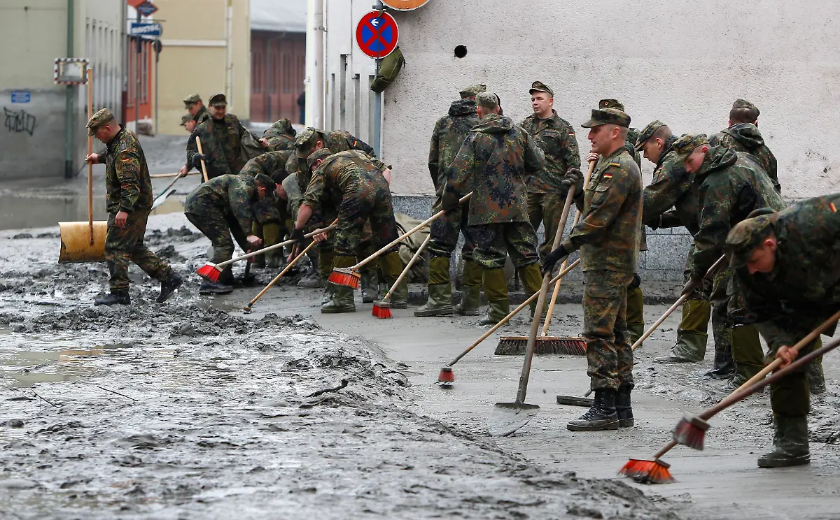 2013-06-04T091931Z-1475076519-BM2E9640VC801-RTRMADP-3-FLOODS-CENTRALEUROPE-JPG8811698083113957951