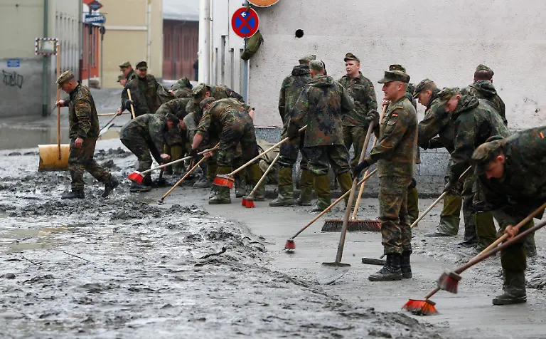 2013-06-04T091931Z-1475076519-BM2E9640VC801-RTRMADP-3-FLOODS-CENTRALEUROPE-JPG8811698083113957951