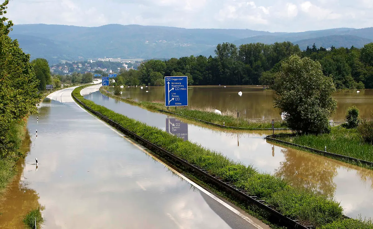 2013-06-05T111420Z-1023342358-BM2E96510GG01-RTRMADP-3-FLOODS-CENTRALEUROPE-JPG2333919938208255370