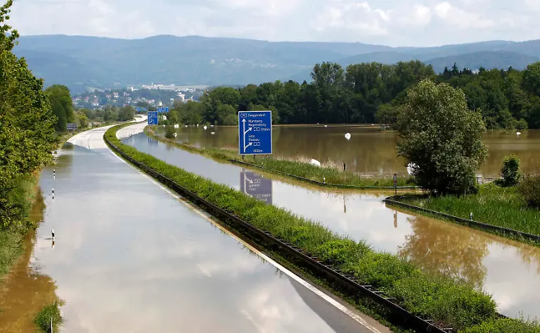 2013-06-05T111420Z-1023342358-BM2E96510GG01-RTRMADP-3-FLOODS-CENTRALEUROPE-JPG2333919938208255370