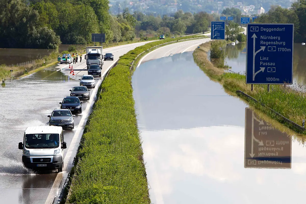 2013-06-05T111026Z-784233199-BM2E96510GC01-RTRMADP-3-FLOODS-CENTRALEUROPE-JPG8574171664760662911