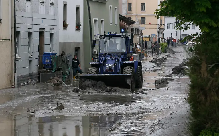 2013-06-04T223856Z-1444065622-GM1E9650IEF01-RTRMADP-3-FLOODS-CENTRALEUROPE-JPG2733704621315148589
