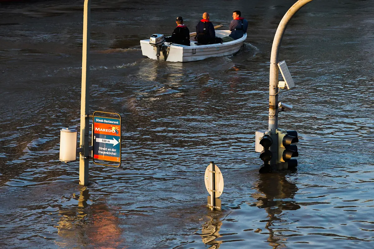 2013-06-04T225250Z-1139352321-GM1E9650IZW01-RTRMADP-3-FLOODS-CENTRALEUROPE-JPG247788924739087597