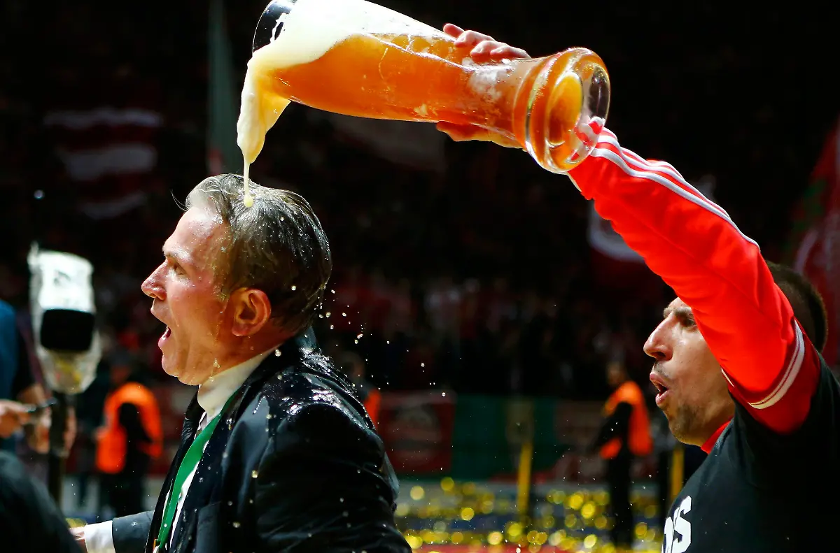 2013-06-01T205543Z-852861743-LR2E9611M4KSG-RTRMADP-3-SOCCER-GERMANY-JPG7388262419022887421