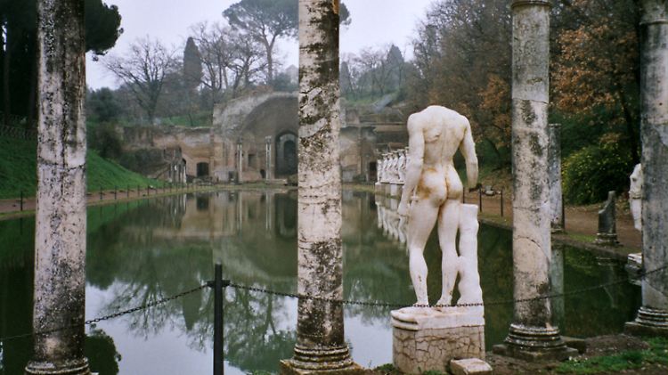 Canopus der Villa Adriana mit Blick auf das ''Serapeion''.
