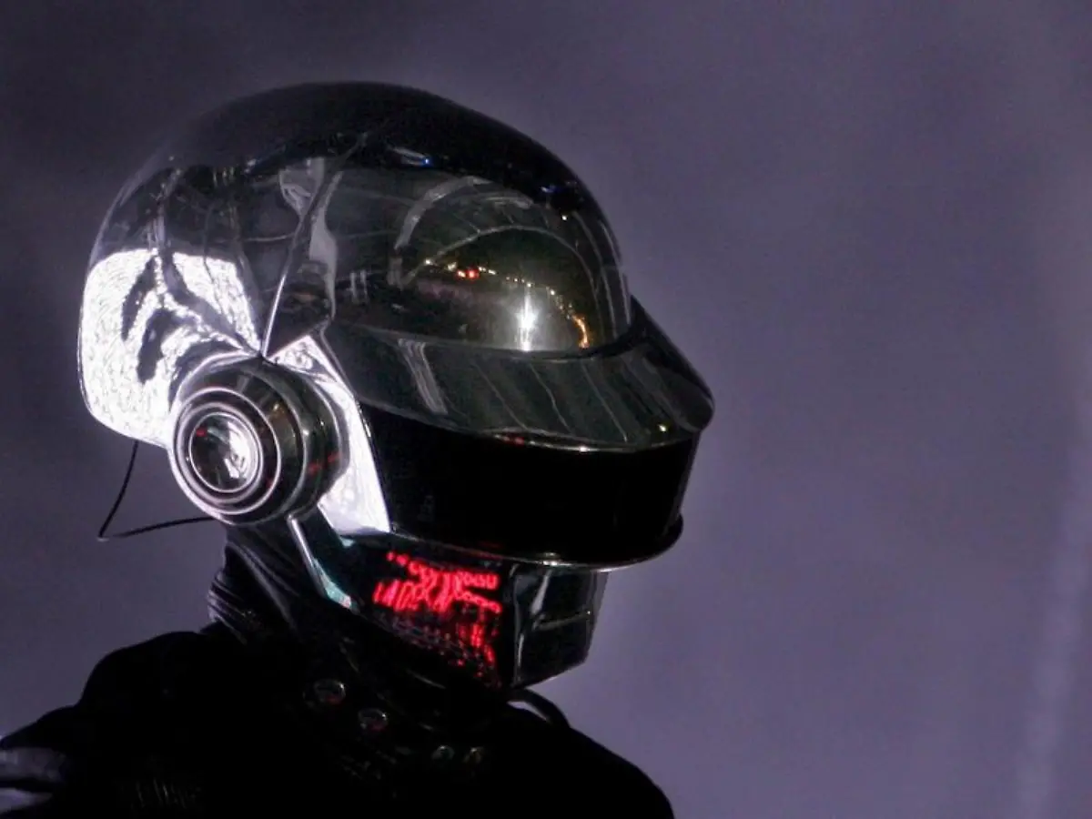 Ein-Mitglied-von-Daft-Punk-bei-einem-Konzert-in-Barcelona