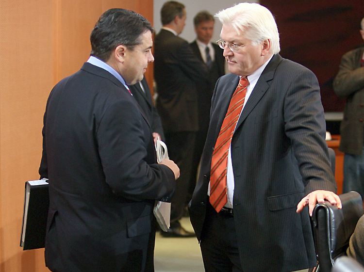 Gabriel und Steinmeier im Kabinett.