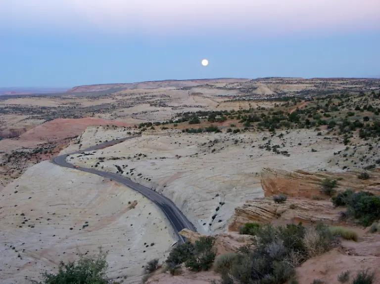 Moonrise-over-Escalante-wilderness