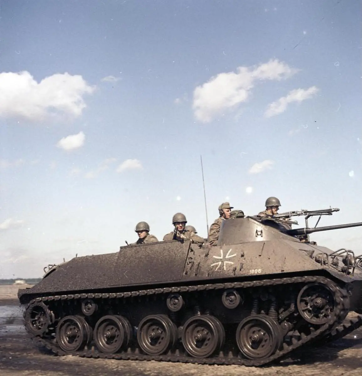 Bundesarchiv-B-145-Bild-F027418-0012-Schuetzenpanzer-HS-30