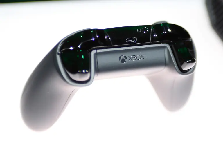 2013-05-21T184334Z-01-SEA55-RTRIDSP-3-MICROSOFT-XBOX-jpg7447772314560067018