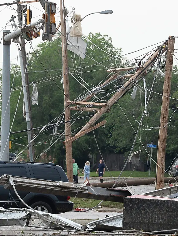 2013-05-21T043524Z-01-LOA221-RTRIDSP-3-USA-TORNADOES-jpg4821400149331067243