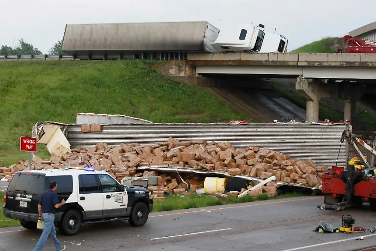 2013-05-20T030253Z-01-BW105-RTRIDSP-3-USA-OKLAHOMA-TORNADO-jpg5323162322380144012