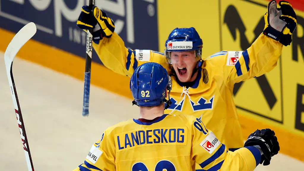 Gabriel-Landeskog-und-Simon-Hjalmarsson-feiern-Schweden-gewinnt-seinen-neunten-WM-Titel-im-Eishockey