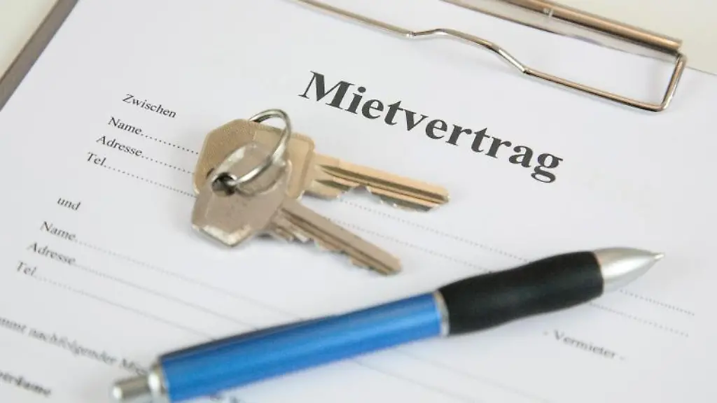 Vor-der-Unterschrift-unter-den-Mietvertrag-muessen-Interessenten-viele-Fragen-beantworten-zumindest-bei-ihrem-Einkommen-sollten-sie-ehrlich-sein