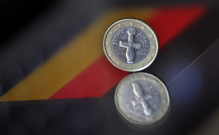 Zypern-Euro-vor-D-Fahne