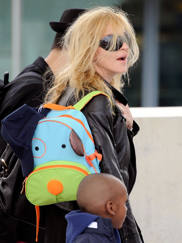 Madonna mit ihrem Adoptivsohn David, der nun eine Schwester aus seinem Geburtsland Malawi bekommen hat.