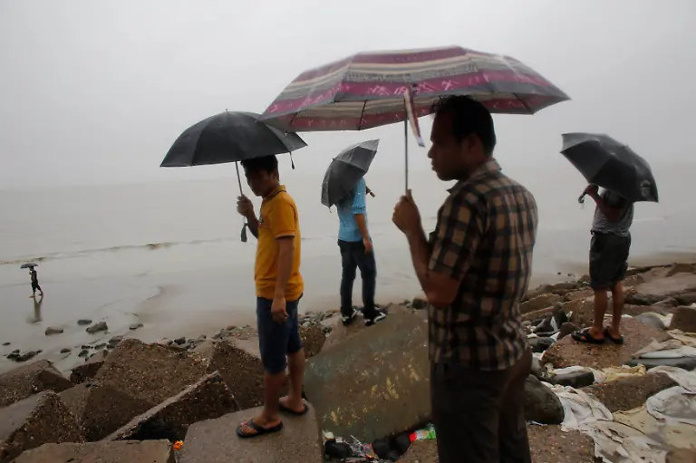 2013-05-16T074152Z-01-DHA001-RTRMDNP-3-STORM-SOUTHASIA-JPG2318740056973019373