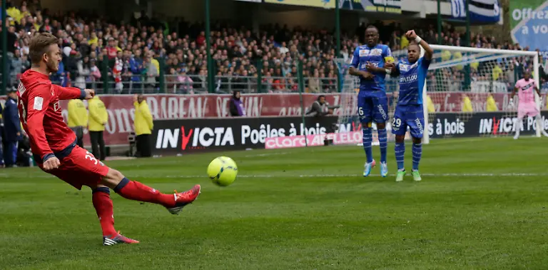 Beckham-PSG-3-Freistoss