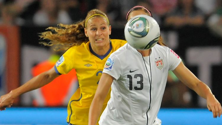 Charlotte Rohlin aus Schweden und US-Girl Alex Morgan (hinter dem Ball) im Zweikampf.