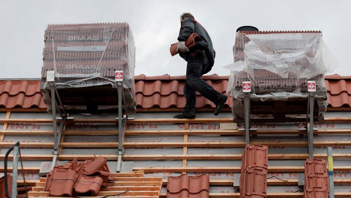 Dachdecker gelten als Hochrisikogruppe. Sie haben große Schwierigkeiten, überhaupt Versicherungsschutz zu bekommen.