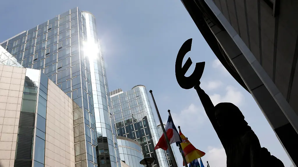 2013-05-03T133244Z-01-FLR02-RTRMDNP-3-EUROPE-ECONOMY-JPG3068389948565498657