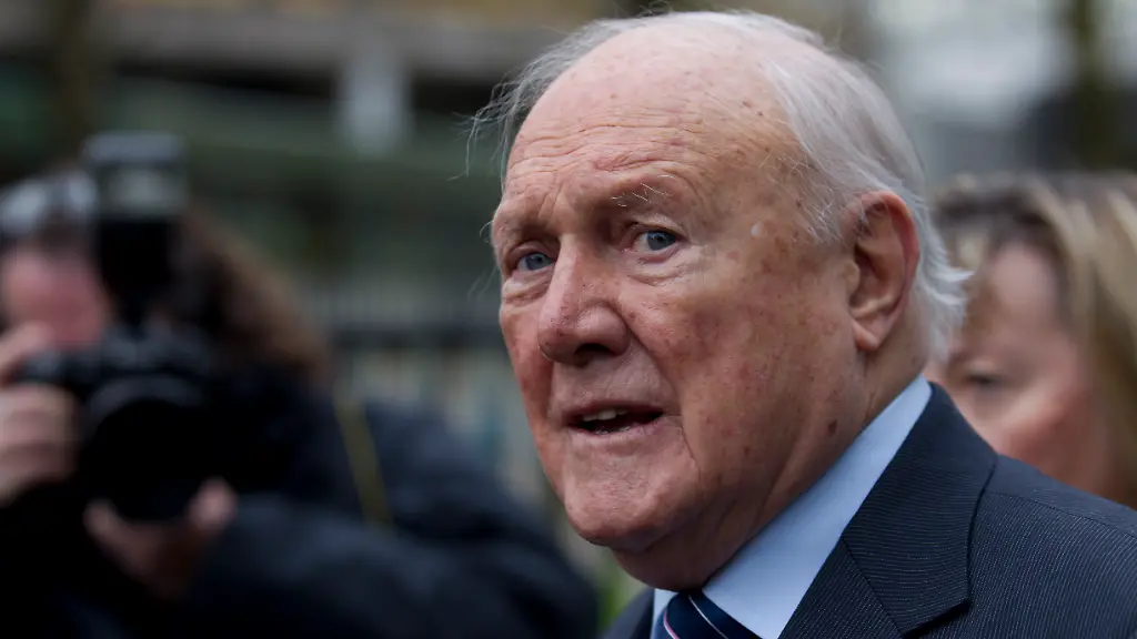 Der-einst-beliebte-BBC-Sportmoderator-Stuart-Hall-tritt-nach-seinem-Gestaendnis-vor-Gericht-vor-die-britische-Presse