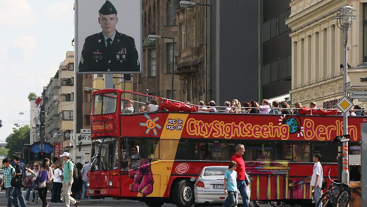 Das muss man gesehen haben: Bus mit Touristen an der Friedrichstraße am ehemaligen Checkpoint Charlie.