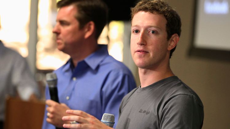 Partner: Skype-Chef Tonye Bates (links) und Facebook-Chef Zuckerberg.