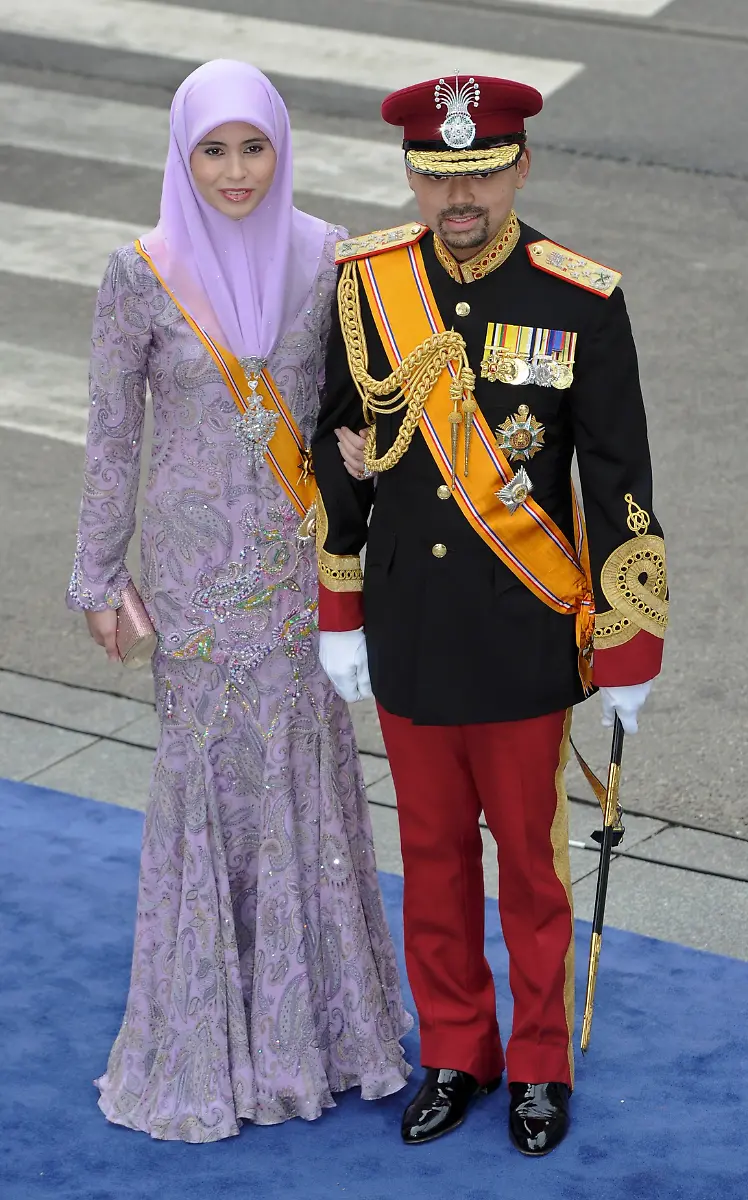 2013-04-30T142954Z-01-KAR60-RTRMDNP-3-DUTCH-MONARCHY-JPG329924204515281552