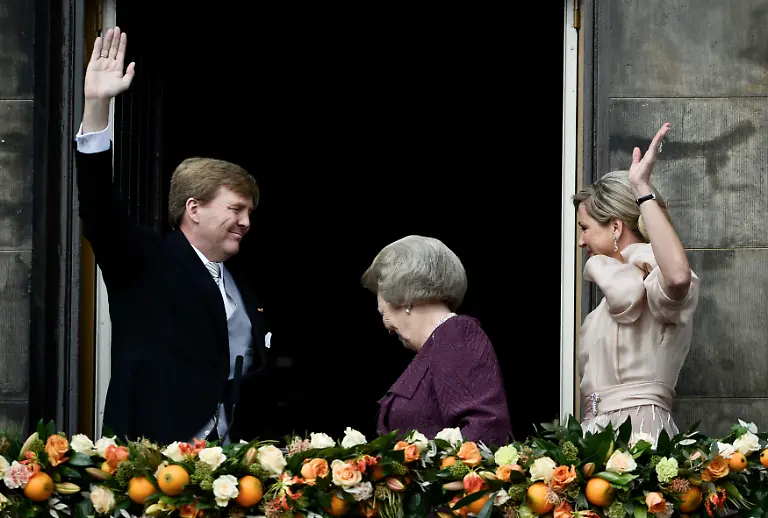 2013-04-30T093954Z-01-KAR12-RTRMDNP-3-DUTCH-MONARCHY-JPG6959008319832093158