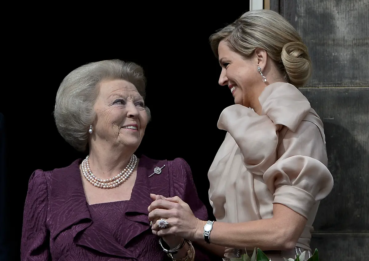 2013-04-30T102222Z-01-KAR19-RTRMDNP-3-DUTCH-MONARCHY-JPG2434527922760121951