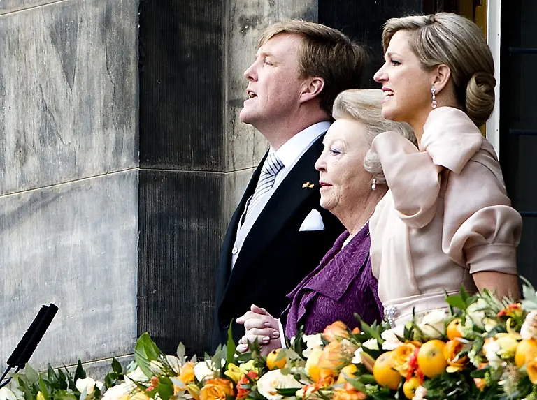 2013-04-30T094352Z-01-JMR28-RTRMDNP-3-DUTCH-MONARCHY-JPG4824738747634312819