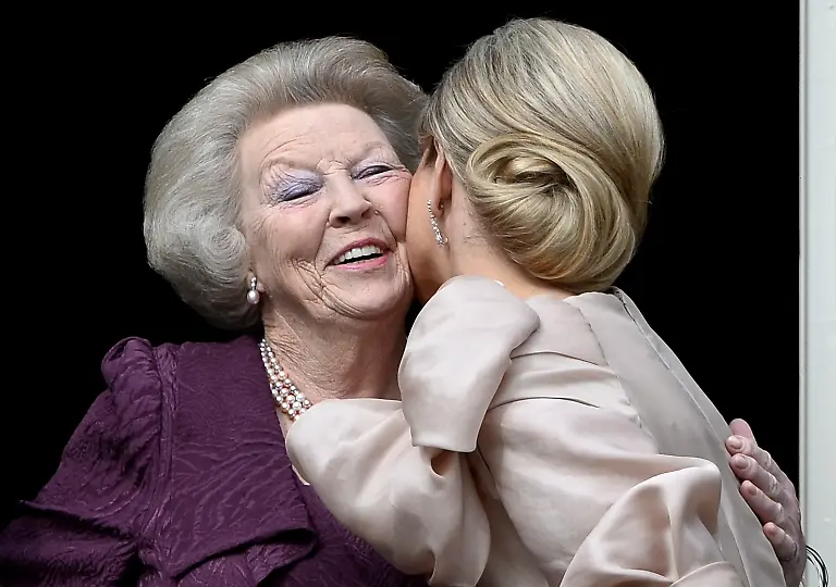 2013-04-30T110050Z-01-KAR26-RTRMDNP-3-DUTCH-MONARCHY-JPG6482437084852759959