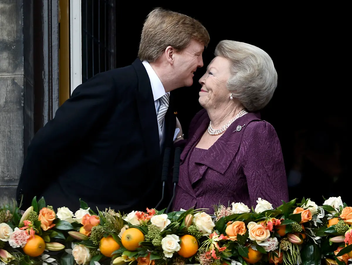 2013-04-30T090854Z-01-KAR08-RTRMDNP-3-DUTCH-MONARCHY-JPG963877345567813775