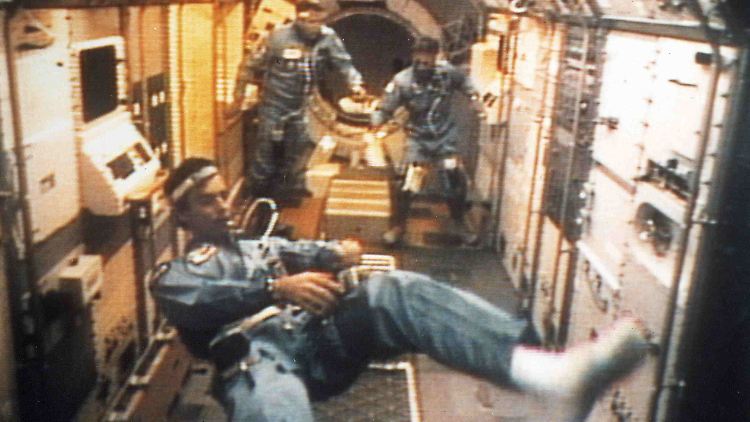 Ulf Merbold 1983 bei Arbeiten in der US-Raumfähre "Columbia".